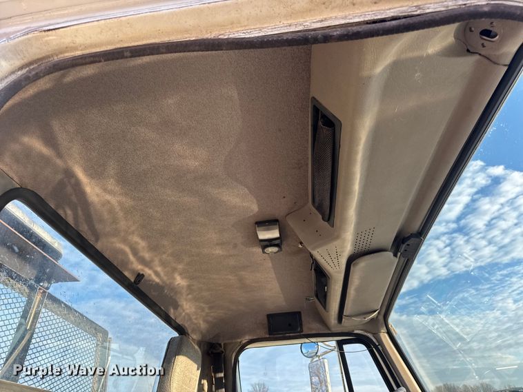 image for item EN0862 1998 International 4900 rollback truck