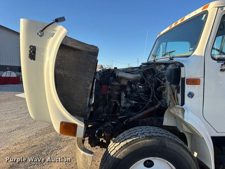 image for item EN0862 1998 International 4900 rollback truck