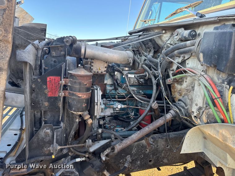 image for item EN0862 1998 International 4900 rollback truck