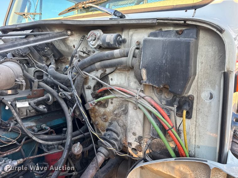 image for item EN0862 1998 International 4900 rollback truck