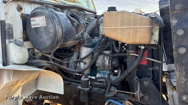 image for item EN0862 1998 International 4900 rollback truck