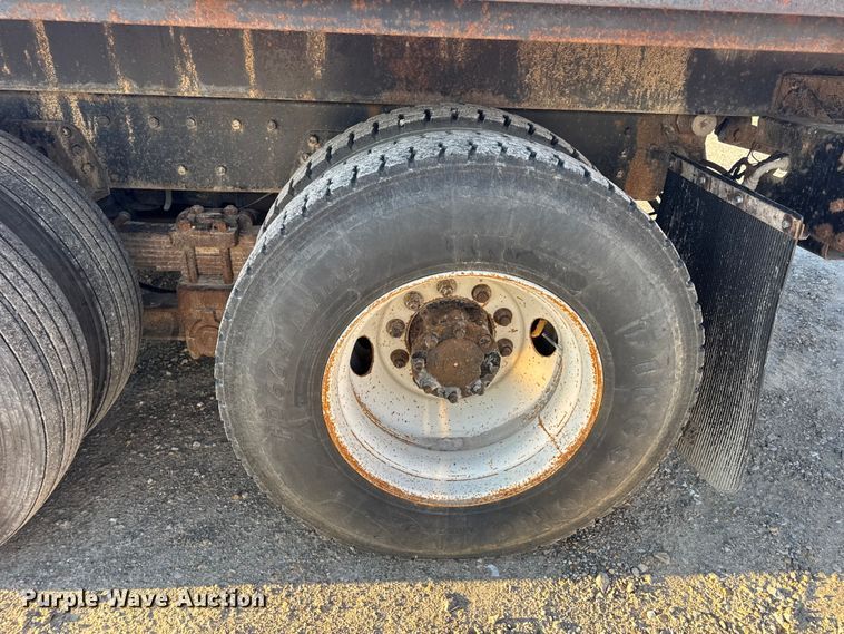 image for item EN0862 1998 International 4900 rollback truck