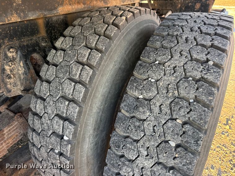 image for item EN0862 1998 International 4900 rollback truck