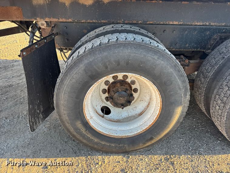 image for item EN0862 1998 International 4900 rollback truck