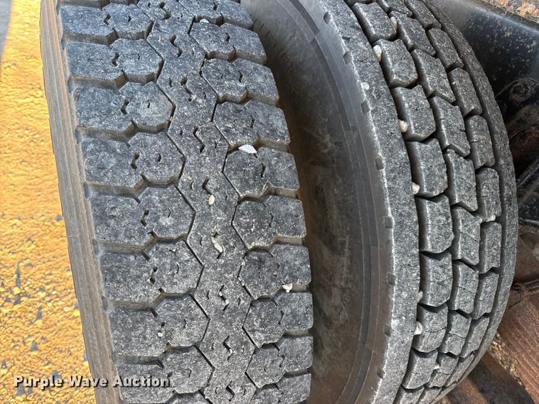 image for item EN0862 1998 International 4900 rollback truck