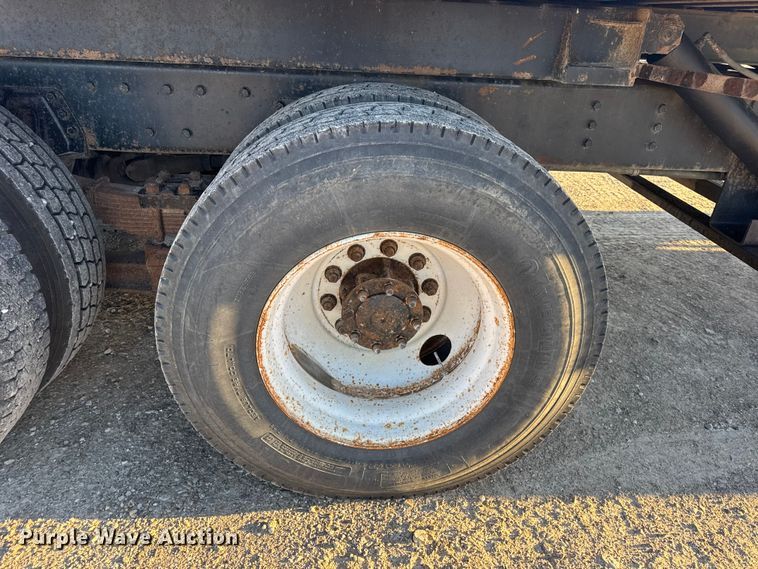 image for item EN0862 1998 International 4900 rollback truck