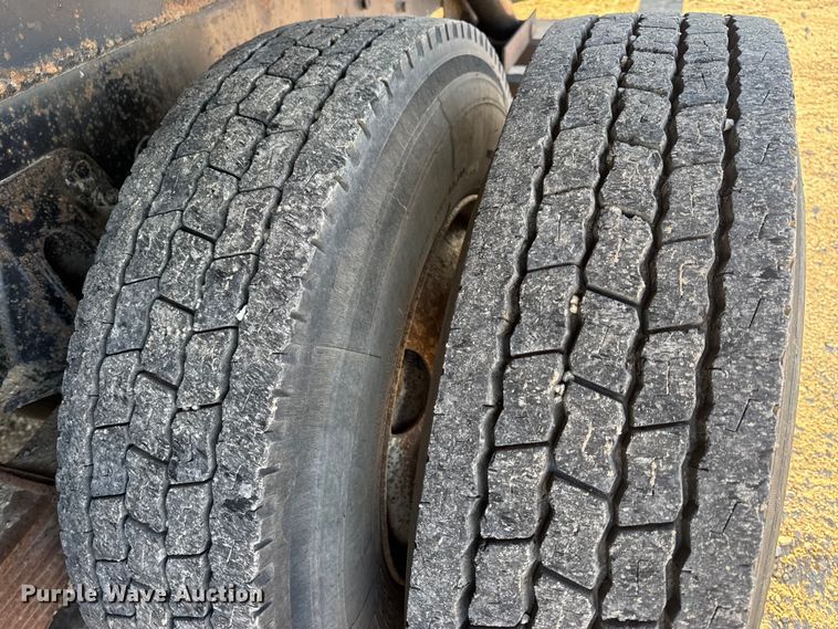 image for item EN0862 1998 International 4900 rollback truck