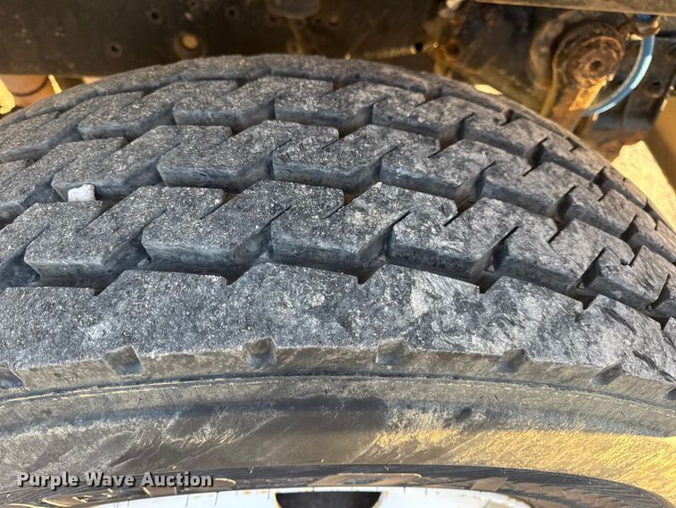 image for item EN0862 1998 International 4900 rollback truck