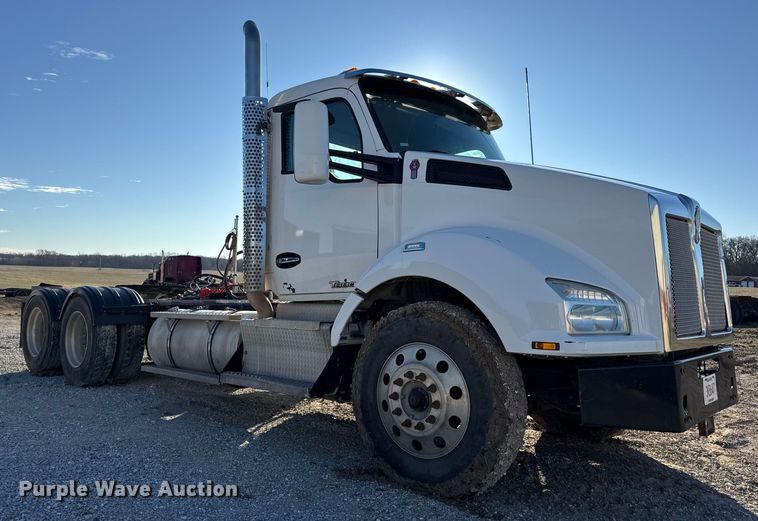 image for item EN0865 2015 Kenworth T880 semi truck