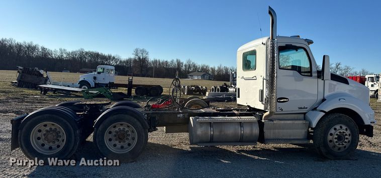 image for item EN0865 2015 Kenworth T880 semi truck