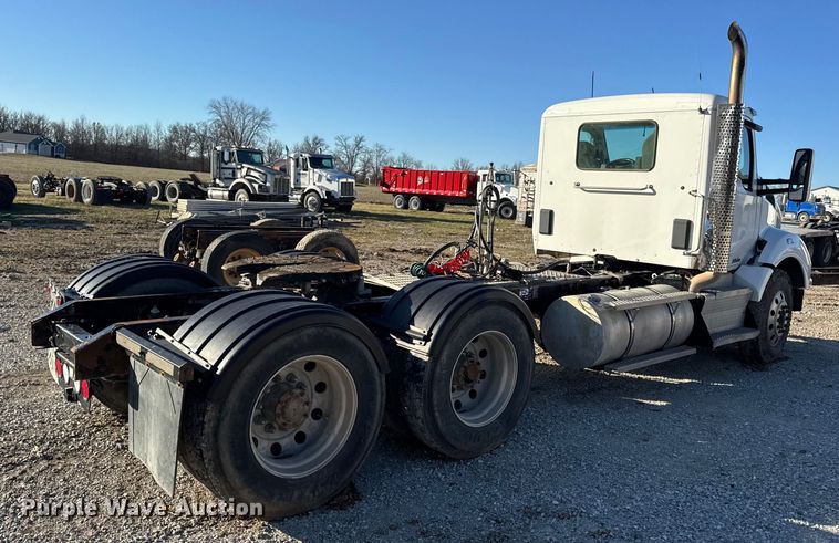 image for item EN0865 2015 Kenworth T880 semi truck