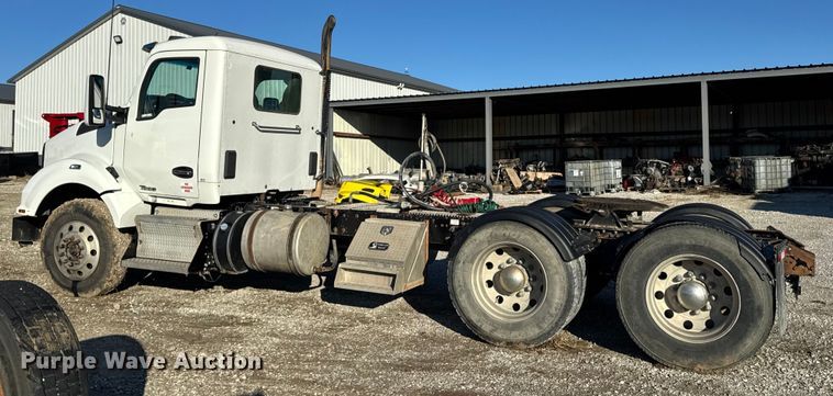 image for item EN0865 2015 Kenworth T880 semi truck