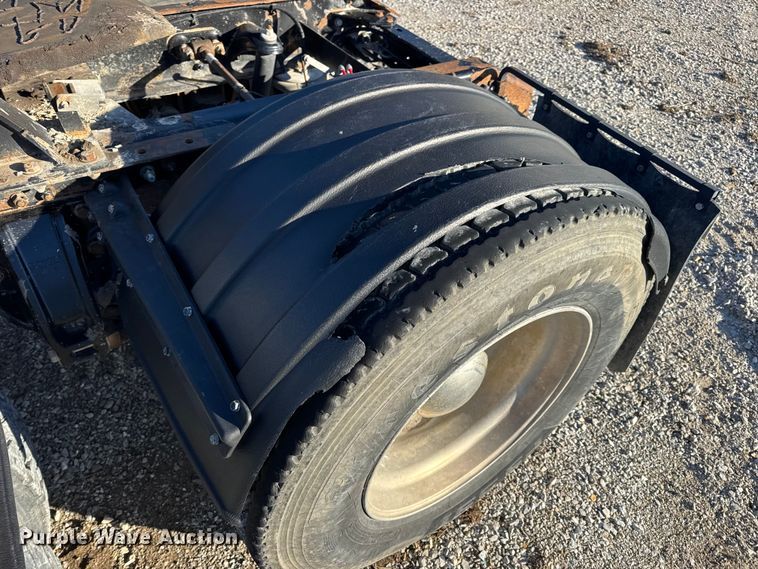 image for item EN0865 2015 Kenworth T880 semi truck