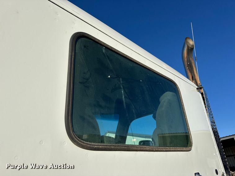 image for item EN0865 2015 Kenworth T880 semi truck