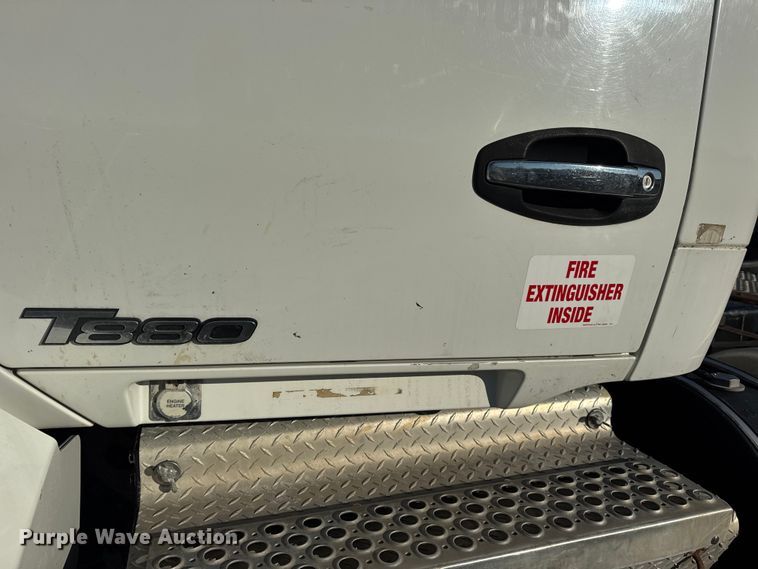 image for item EN0865 2015 Kenworth T880 semi truck