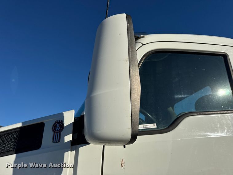 image for item EN0865 2015 Kenworth T880 semi truck