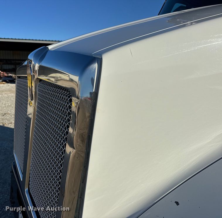 image for item EN0865 2015 Kenworth T880 semi truck