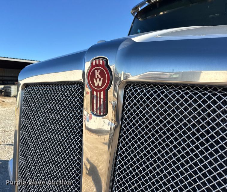 image for item EN0865 2015 Kenworth T880 semi truck