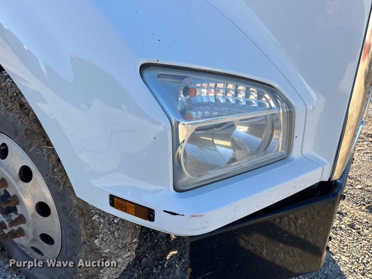 image for item EN0865 2015 Kenworth T880 semi truck