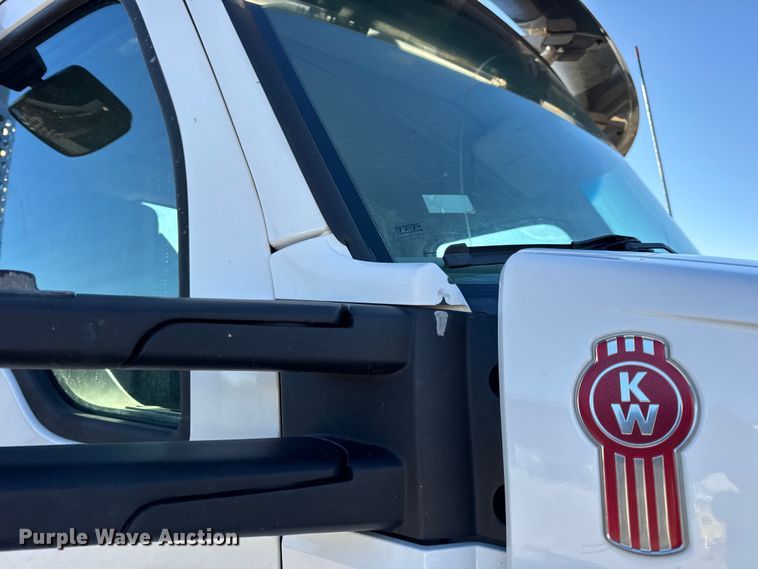 image for item EN0865 2015 Kenworth T880 semi truck