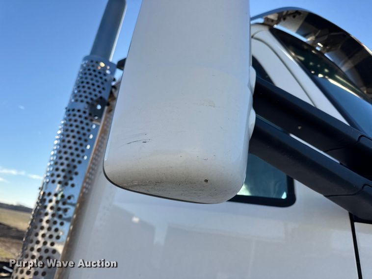 image for item EN0865 2015 Kenworth T880 semi truck