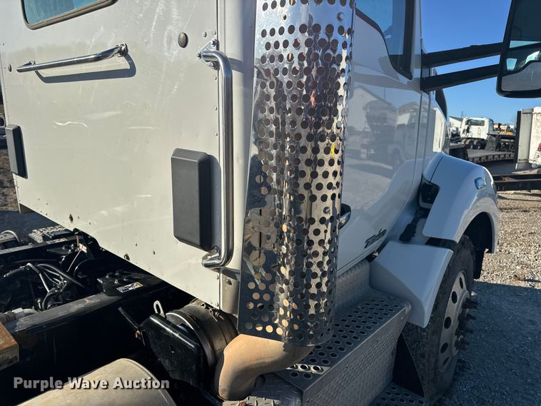image for item EN0865 2015 Kenworth T880 semi truck