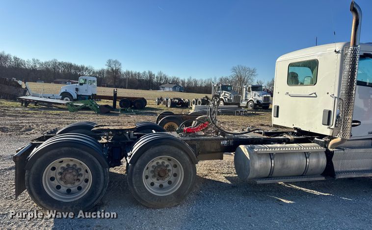 image for item EN0865 2015 Kenworth T880 semi truck