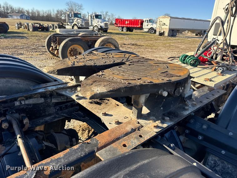 image for item EN0865 2015 Kenworth T880 semi truck