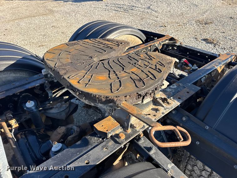 image for item EN0865 2015 Kenworth T880 semi truck