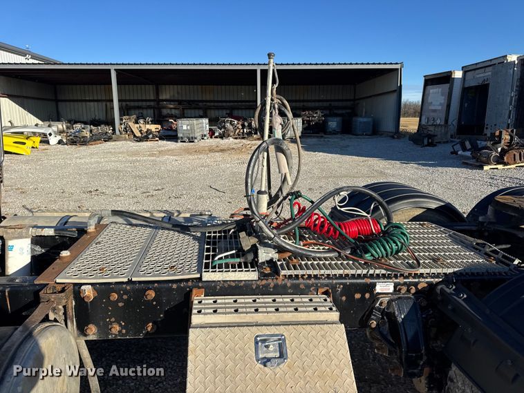 image for item EN0865 2015 Kenworth T880 semi truck