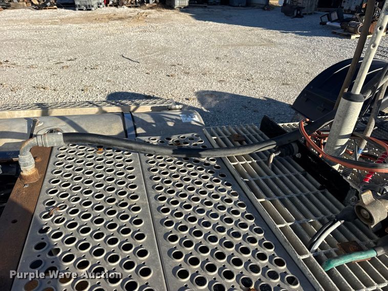 image for item EN0865 2015 Kenworth T880 semi truck