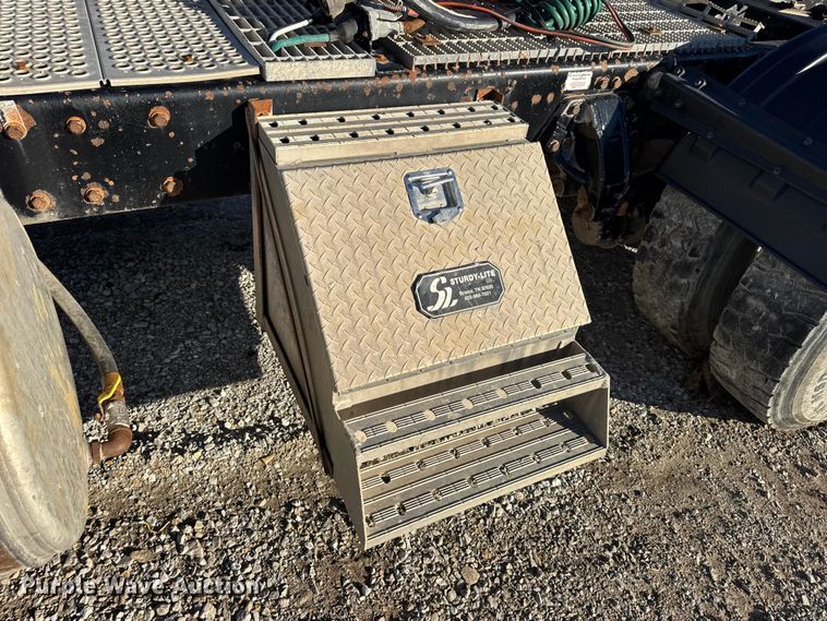 image for item EN0865 2015 Kenworth T880 semi truck