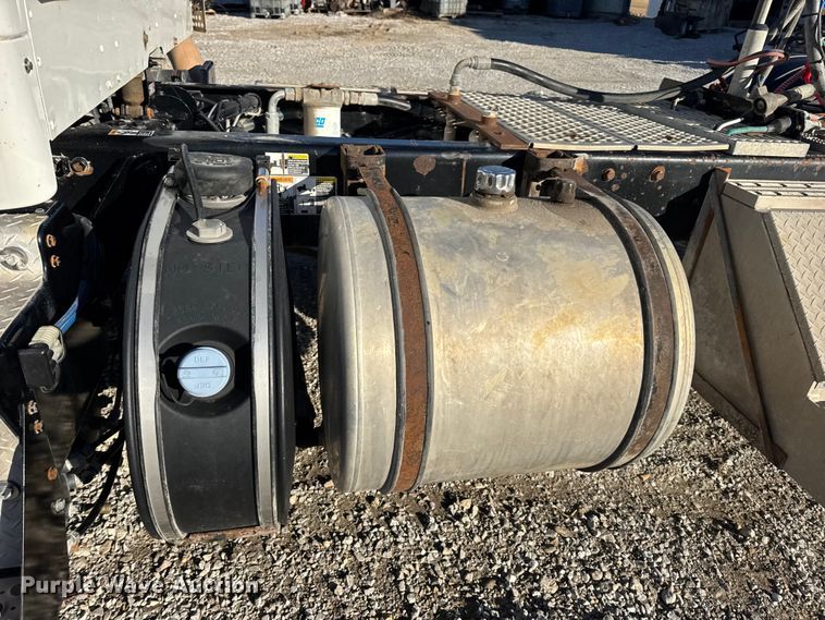 image for item EN0865 2015 Kenworth T880 semi truck