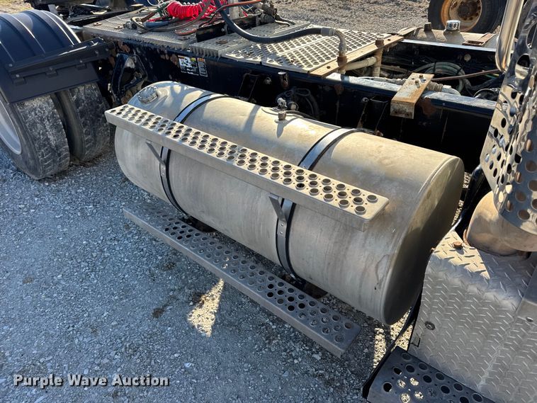 image for item EN0865 2015 Kenworth T880 semi truck