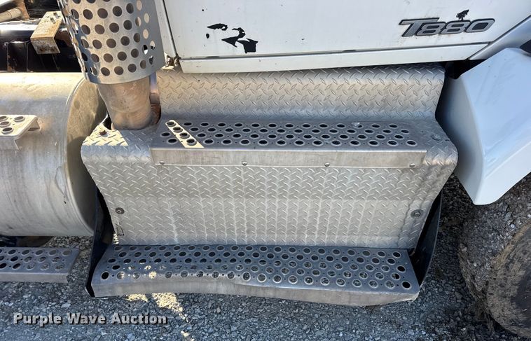 image for item EN0865 2015 Kenworth T880 semi truck