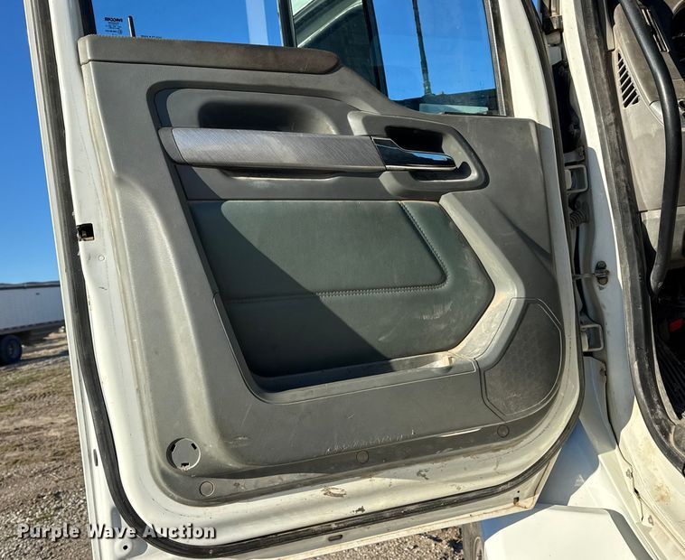 image for item EN0865 2015 Kenworth T880 semi truck