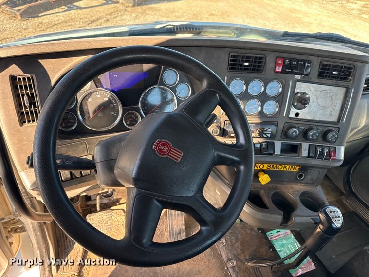image for item EN0865 2015 Kenworth T880 semi truck