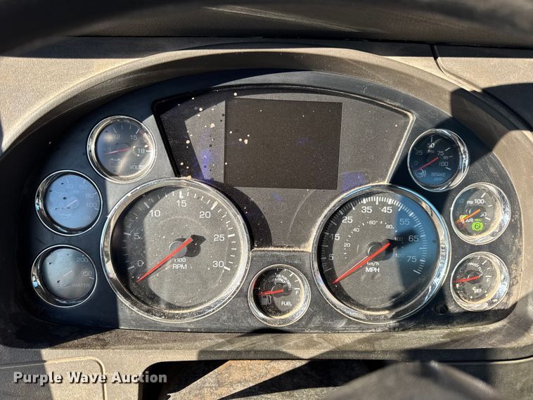 image for item EN0865 2015 Kenworth T880 semi truck