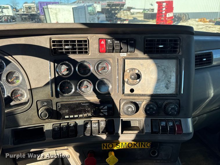image for item EN0865 2015 Kenworth T880 semi truck