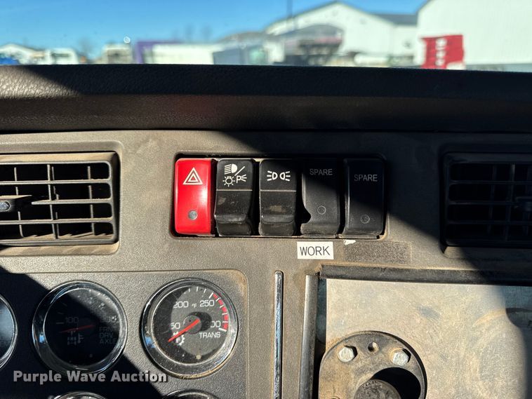 image for item EN0865 2015 Kenworth T880 semi truck