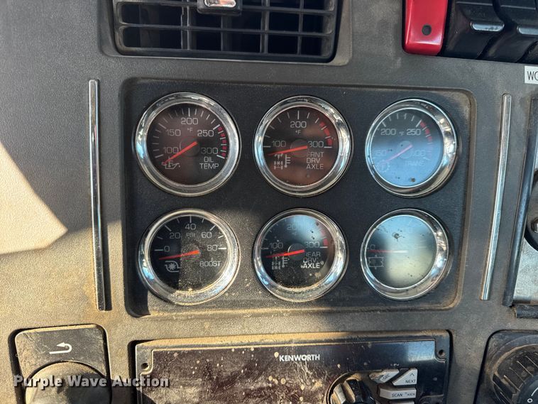 image for item EN0865 2015 Kenworth T880 semi truck