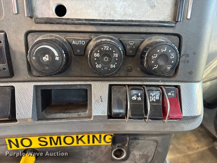 image for item EN0865 2015 Kenworth T880 semi truck