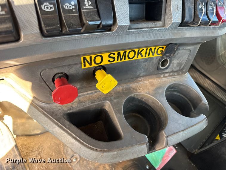 image for item EN0865 2015 Kenworth T880 semi truck