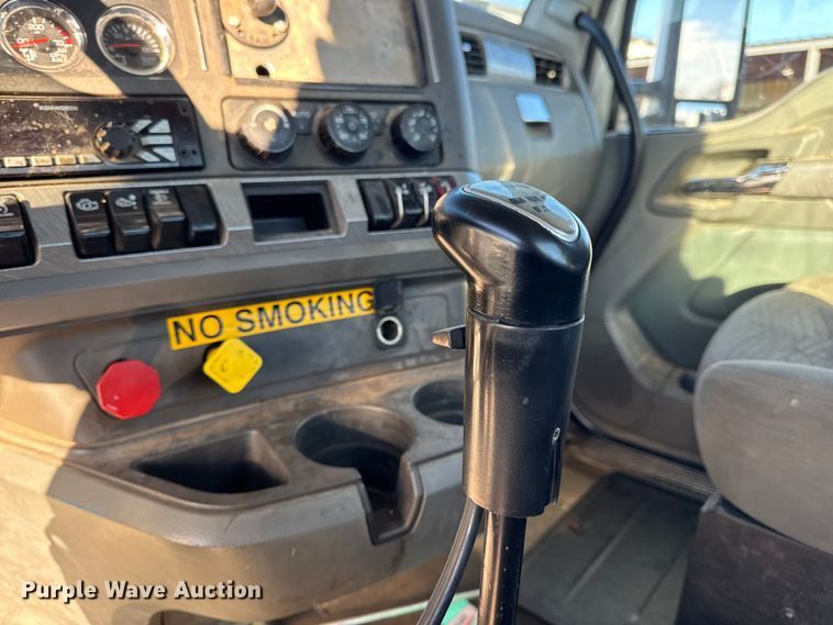 image for item EN0865 2015 Kenworth T880 semi truck