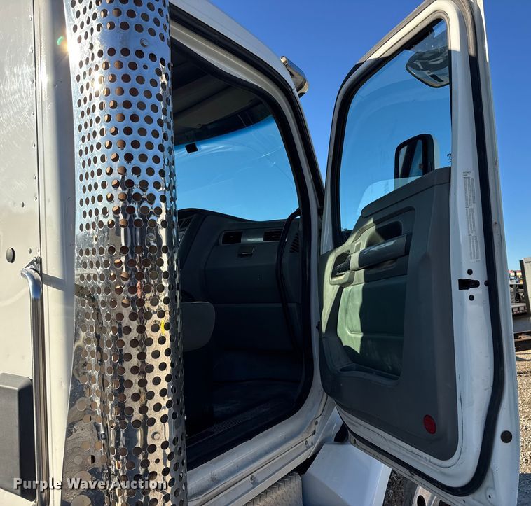 image for item EN0865 2015 Kenworth T880 semi truck