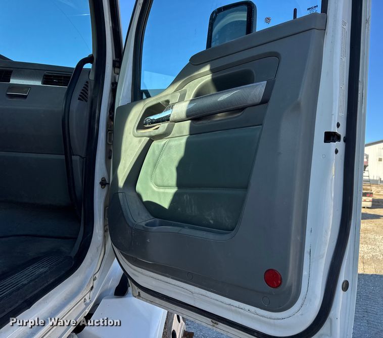 image for item EN0865 2015 Kenworth T880 semi truck