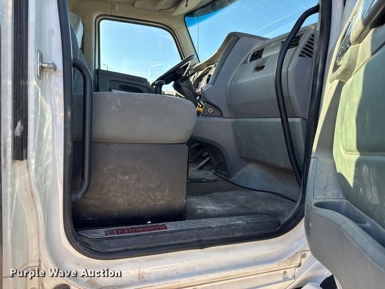 image for item EN0865 2015 Kenworth T880 semi truck