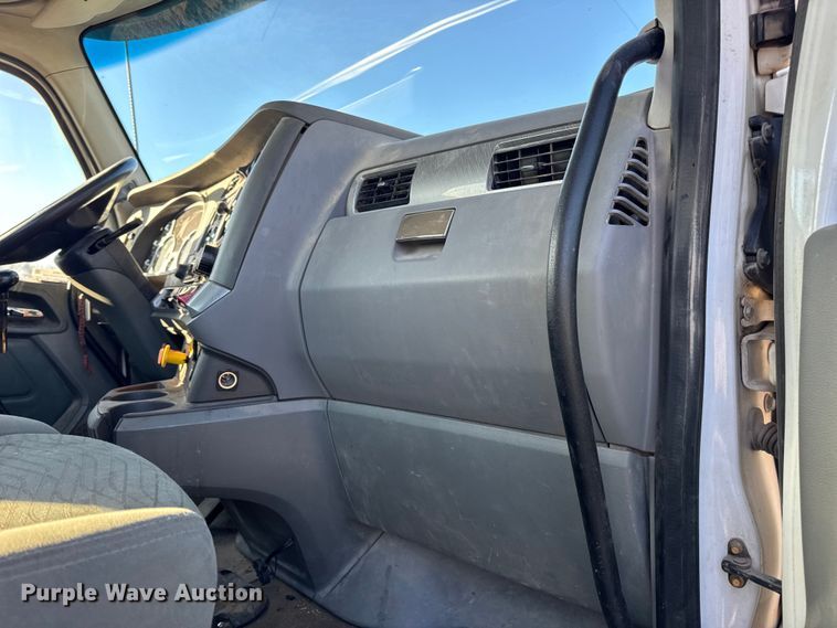 image for item EN0865 2015 Kenworth T880 semi truck