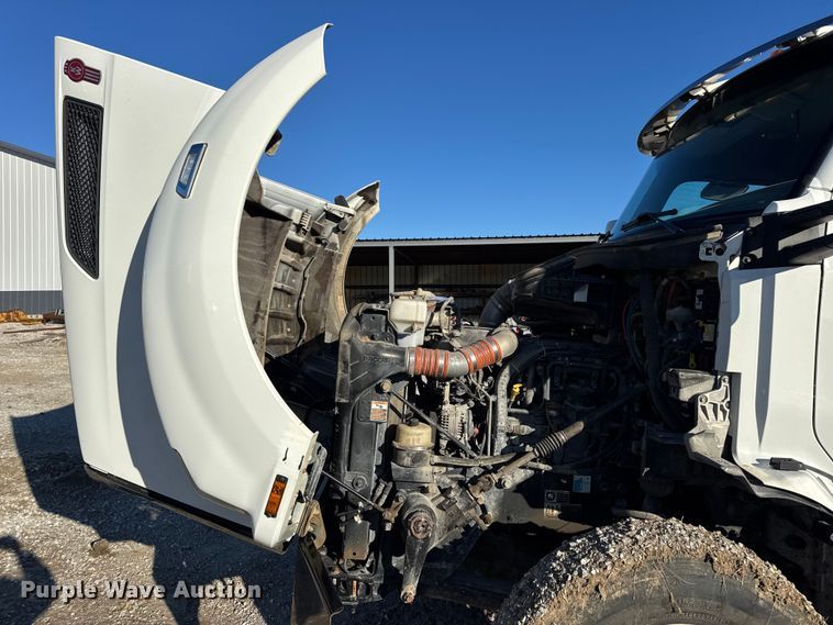 image for item EN0865 2015 Kenworth T880 semi truck