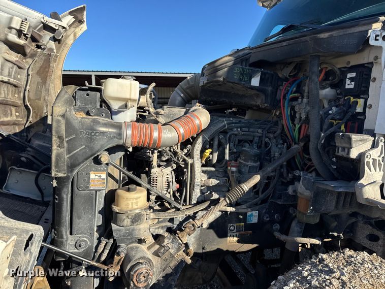 image for item EN0865 2015 Kenworth T880 semi truck